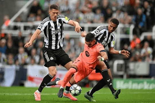 巴萨残阵出击！纽卡“钢铁主场”能否撕碎西甲领头羊？